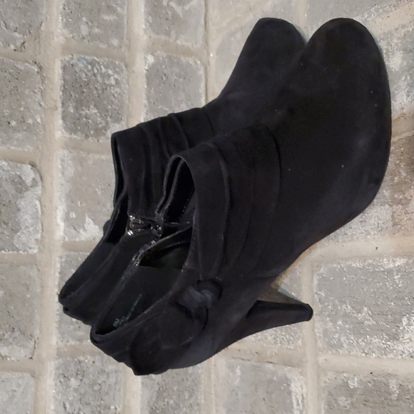 Me Too Black Heels Size 8 Leather Uppers Suade Feel Shoes Womens - Picture 1 of 12